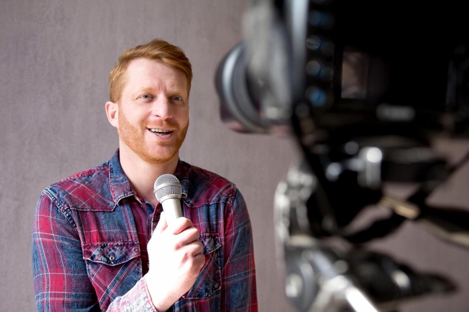 Команда редакції працює над новинними матеріалами в сучасному офісному просторі